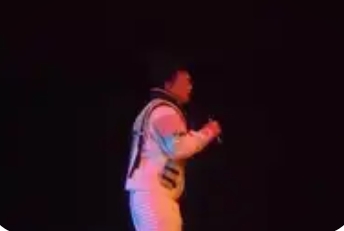 陈奕迅北京演唱会踩空台阶摔倒：惊险一瞬后的幽默与警醒