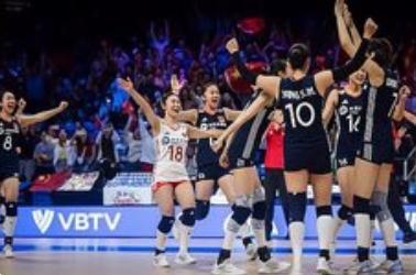 中国女排3-2逆转美国：逆境中绽放坚韧之花