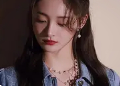 最火“大蝴蝶结”搭配妆容：甜酷出圈的时尚密码