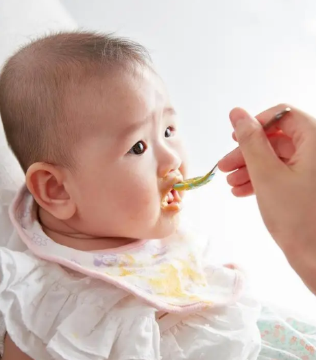 新手妈妈答疑，宝宝先吃辅食还是先喝奶
