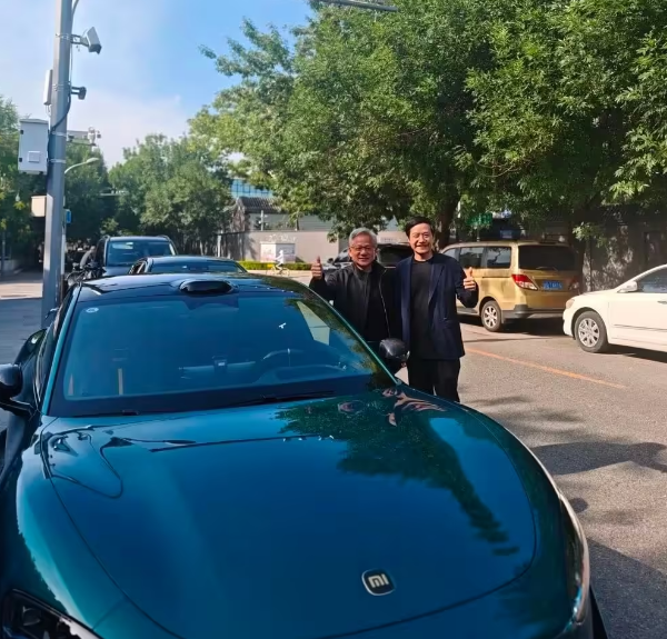 黄仁勋与雷军小米SU7 Ultra旁合影